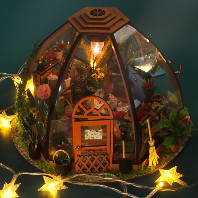 Casa de boneca diminuta de DIY com a casa de boneca de madeira do conjunto do auto da casa do jardim do ofício da caixa de bateria da luz do diodo emissor de luz da ferramenta de jardinagem da mobília