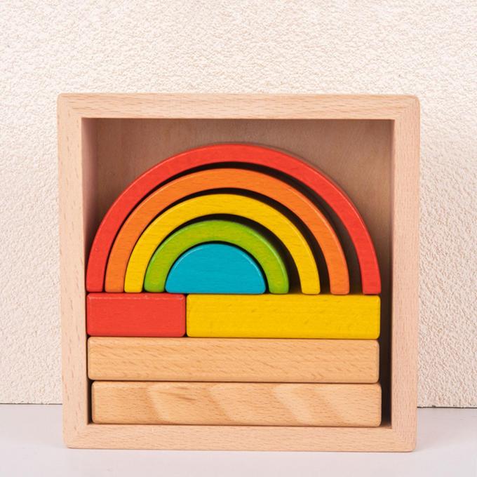O enigma de madeira do assentamento do empilhador obstrui Montessori que empilha o jogo para meninas prées-escolar dos meninos